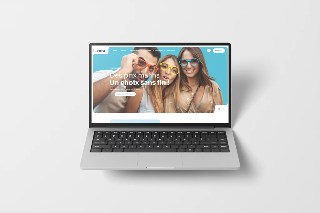Ordinateur portable affichant le site de Lunéo Opticiens avec des personnes portant des lunettes colorées
