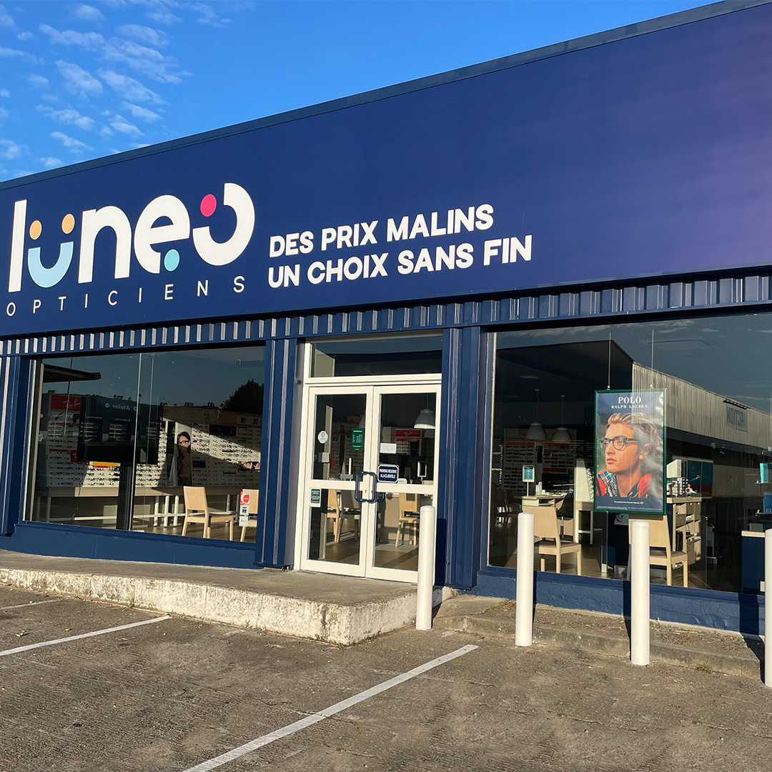 Devanture du magasin Lunéo Opticiens à Varennes-Vauzelles avec le slogan "Des prix malins, un choix sans fin"